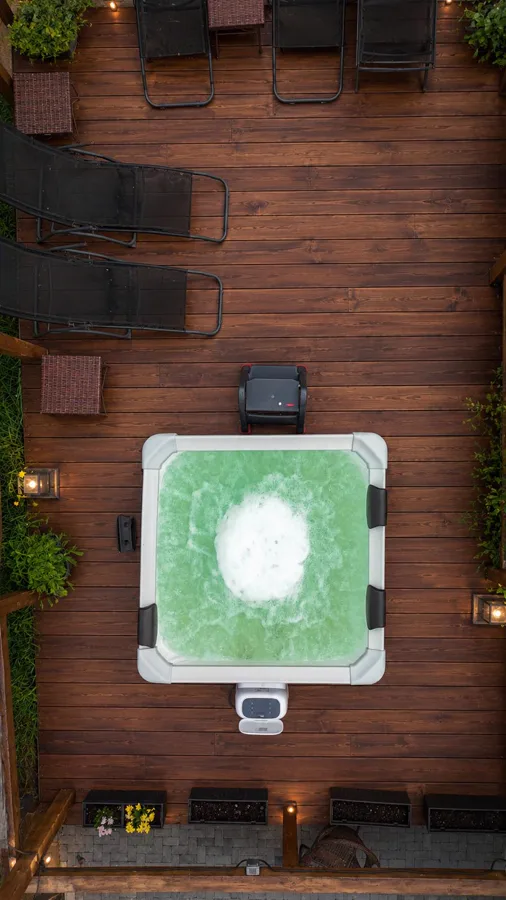 Jacuzzi pe terasa de lemn — vedere de sus